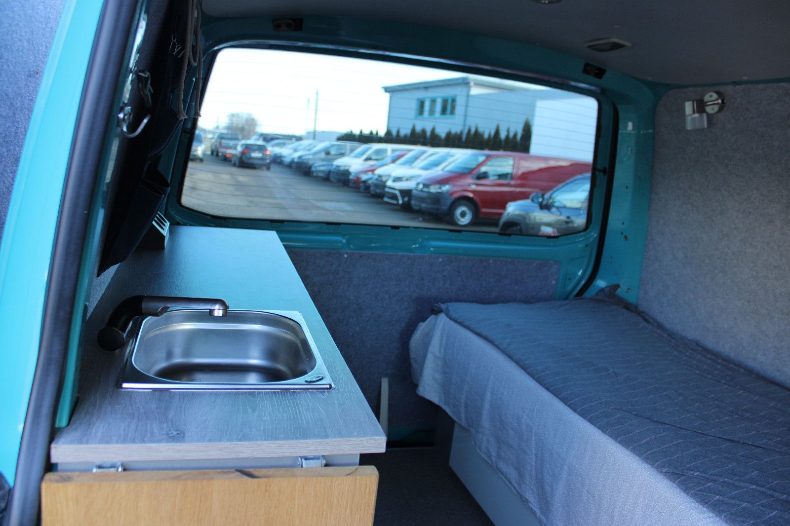 Fahrzeugabbildung Volkswagen T5 1.9TDI AHK,Bett,Waschbecken,Solar