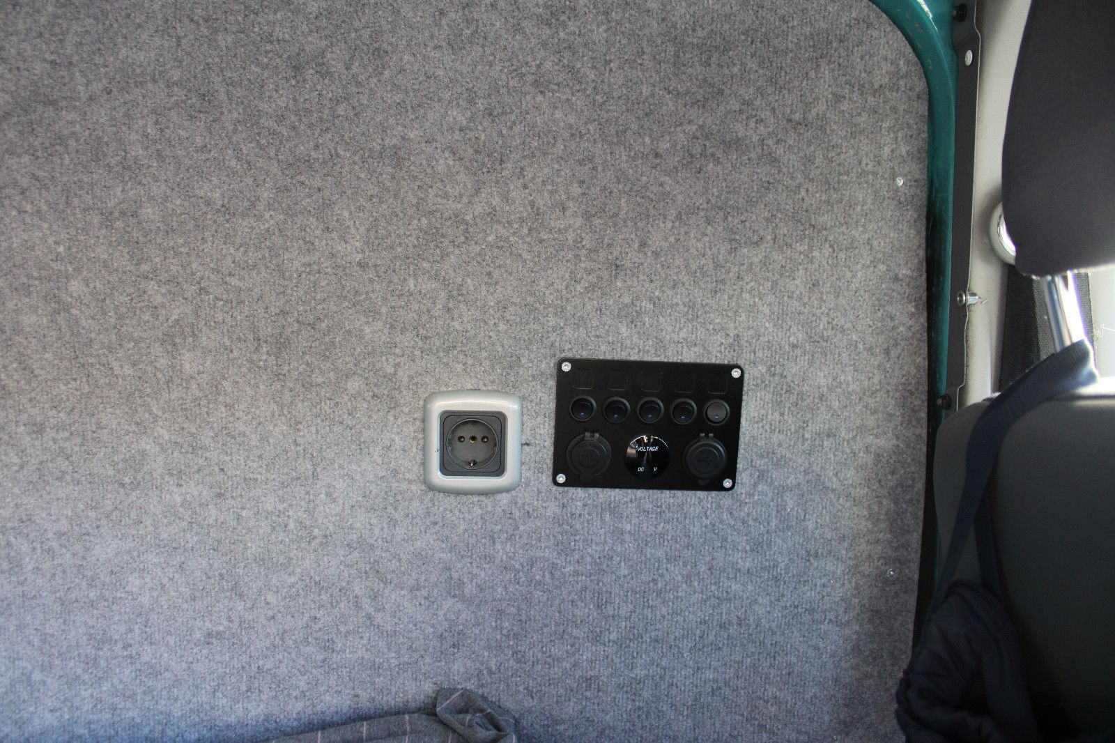 Fahrzeugabbildung Volkswagen T5 1.9TDI AHK,Bett,Waschbecken,Solar