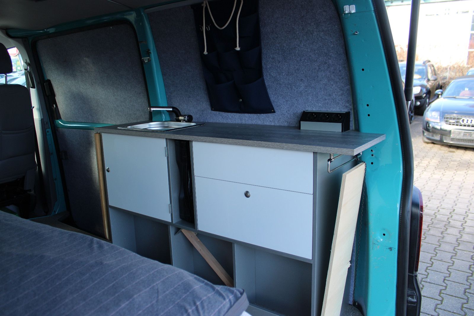 Fahrzeugabbildung Volkswagen T5 1.9TDI AHK,Bett,Waschbecken,Solar