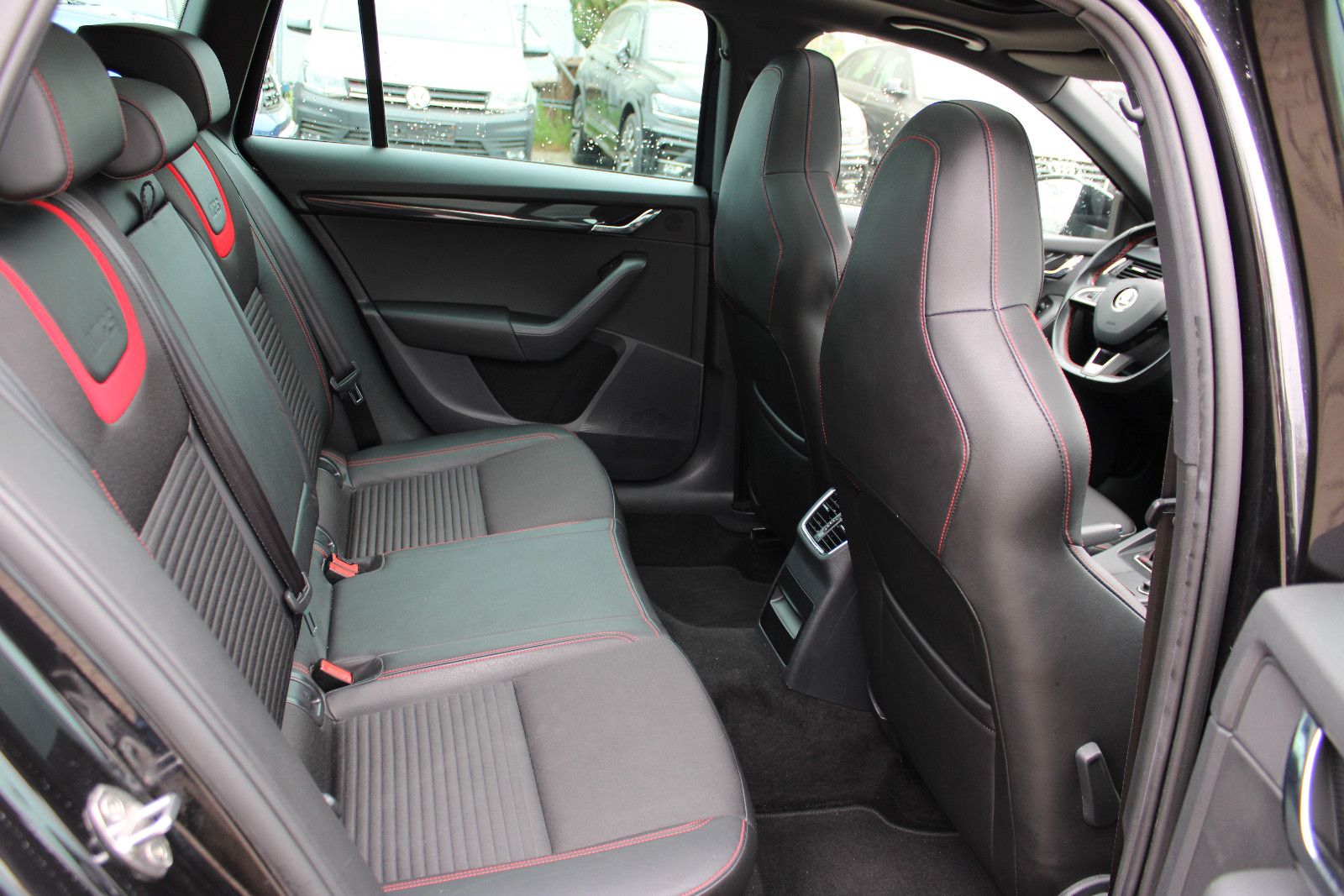 Fahrzeugabbildung SKODA Octavia 2.0 TSI RS Combi Navi,PDC,Xenon,SHZ