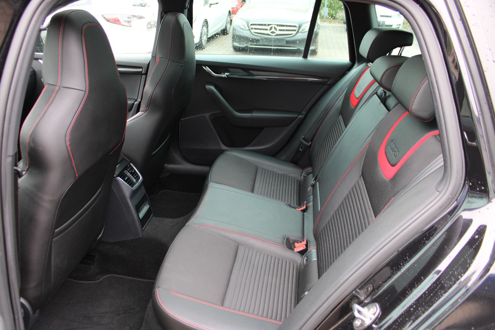 Fahrzeugabbildung SKODA Octavia 2.0 TSI RS Combi Navi,PDC,Xenon,SHZ