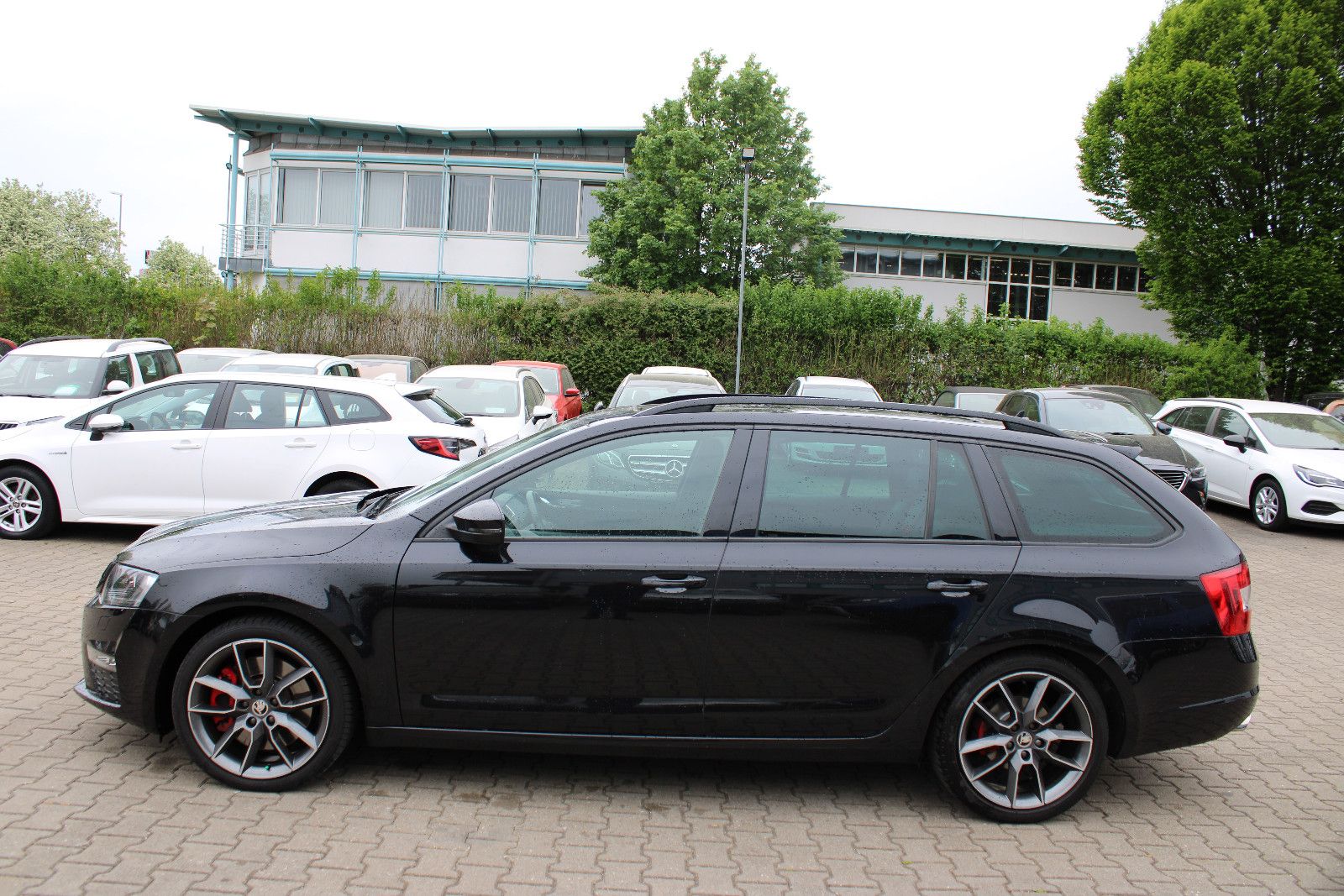 Fahrzeugabbildung SKODA Octavia 2.0 TSI RS Combi Navi,PDC,Xenon,SHZ