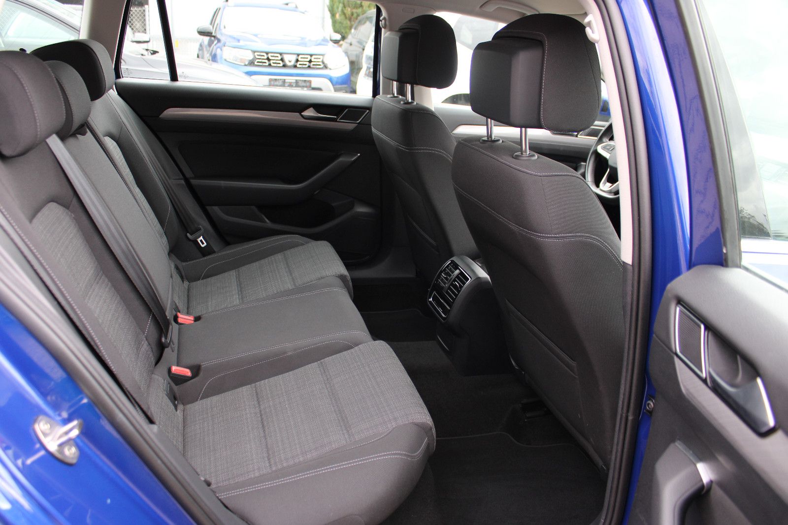 Fahrzeugabbildung Volkswagen Passat Variant 1.5 TSI OPF DSG  R-Line Kamer,AHK
