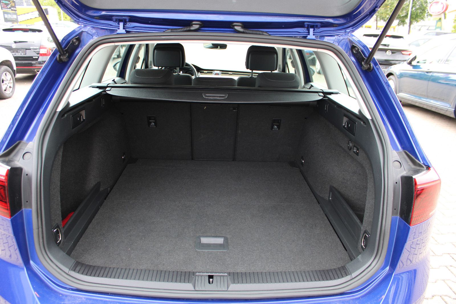 Fahrzeugabbildung Volkswagen Passat Variant 1.5 TSI OPF DSG  R-Line Kamer,AHK