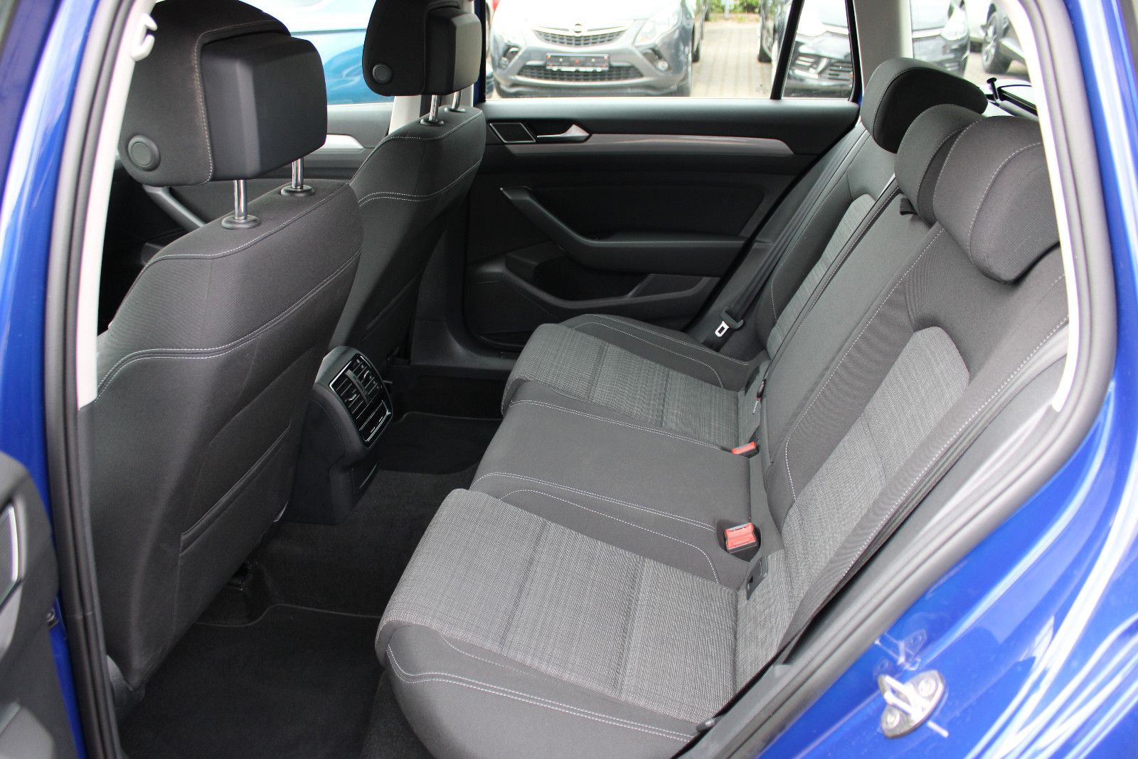 Fahrzeugabbildung Volkswagen Passat Variant 1.5 TSI OPF DSG  R-Line Kamer,AHK