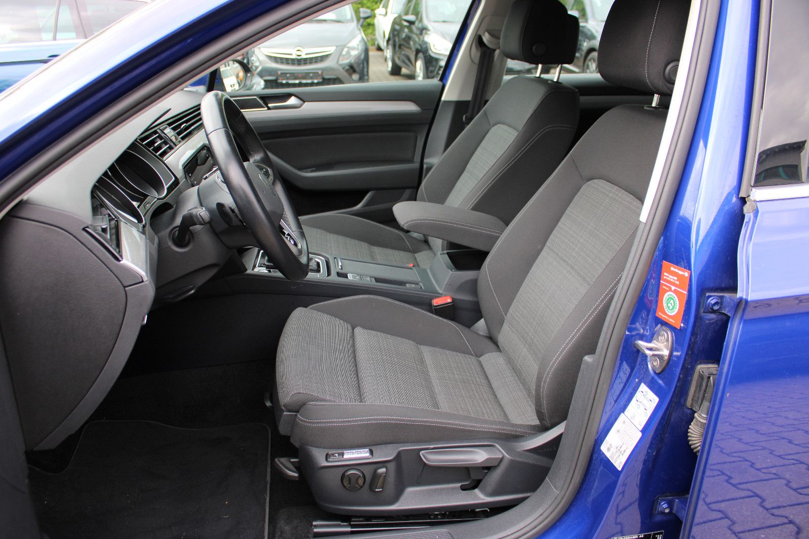 Fahrzeugabbildung Volkswagen Passat Variant 1.5 TSI OPF DSG  R-Line Kamer,AHK