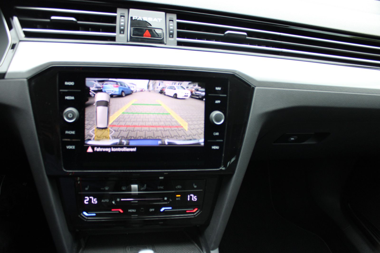 Fahrzeugabbildung Volkswagen Passat Variant 1.5 TSI OPF DSG  R-Line Kamer,AHK