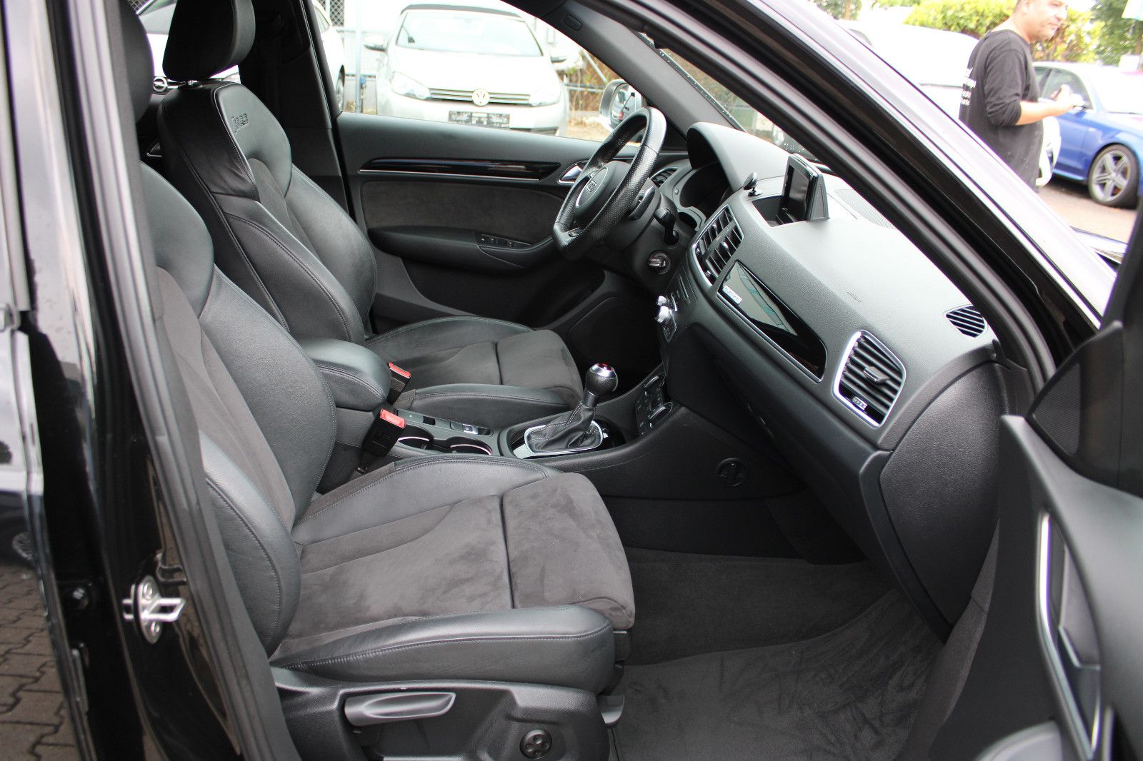 Fahrzeugabbildung Audi RSQ3 2.5 TFSI S tronic quattro Navi,PDC,SHZ,20Zo