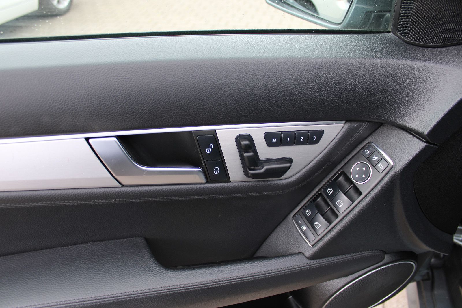 Fahrzeugabbildung Mercedes-Benz C 350 T AMG AVANTGARDE Autom. Kamera,AHK,Leder