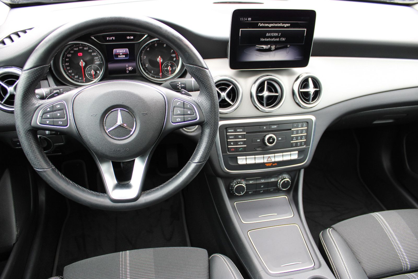 Fahrzeugabbildung Mercedes-Benz GLA 200 Leder,LED,SHZ,Navi,Kamera,Panorama