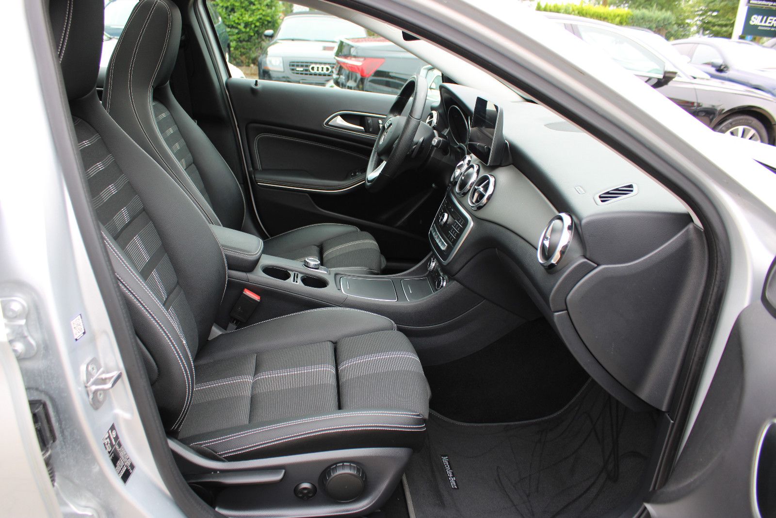Fahrzeugabbildung Mercedes-Benz GLA 200 Leder,LED,SHZ,Navi,Kamera,Panorama