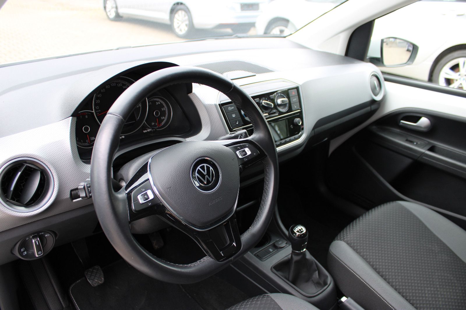 Fahrzeugabbildung Volkswagen up! 1.0 up! ACTIVE Kamera,PDC,LED,SHZ,Klima