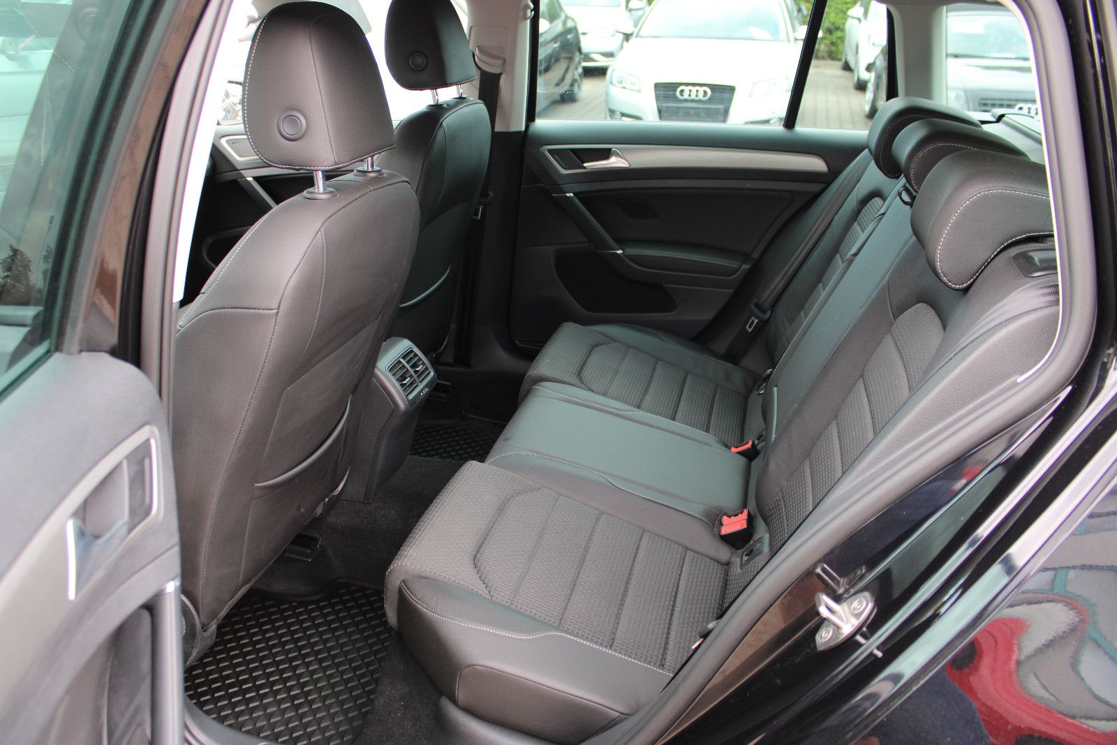 Fahrzeugabbildung Volkswagen Golf 1.4 TSI DSG  Variant PDC,Xenon,SHZ