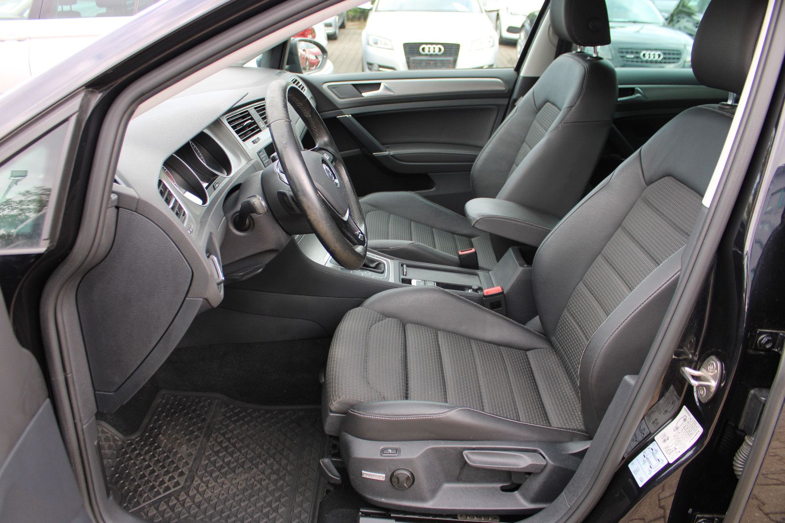 Fahrzeugabbildung Volkswagen Golf 1.4 TSI DSG  Variant PDC,Xenon,SHZ