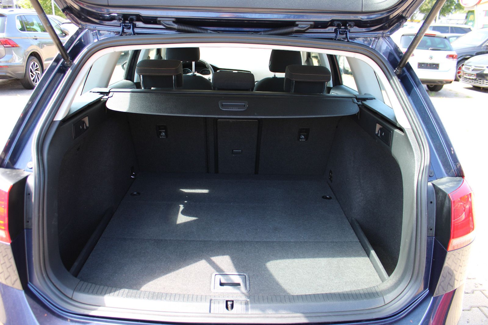 Fahrzeugabbildung Volkswagen Golf 2.0 TDI  ALLSTAR Variant PDC,SHZ,Panorama,S