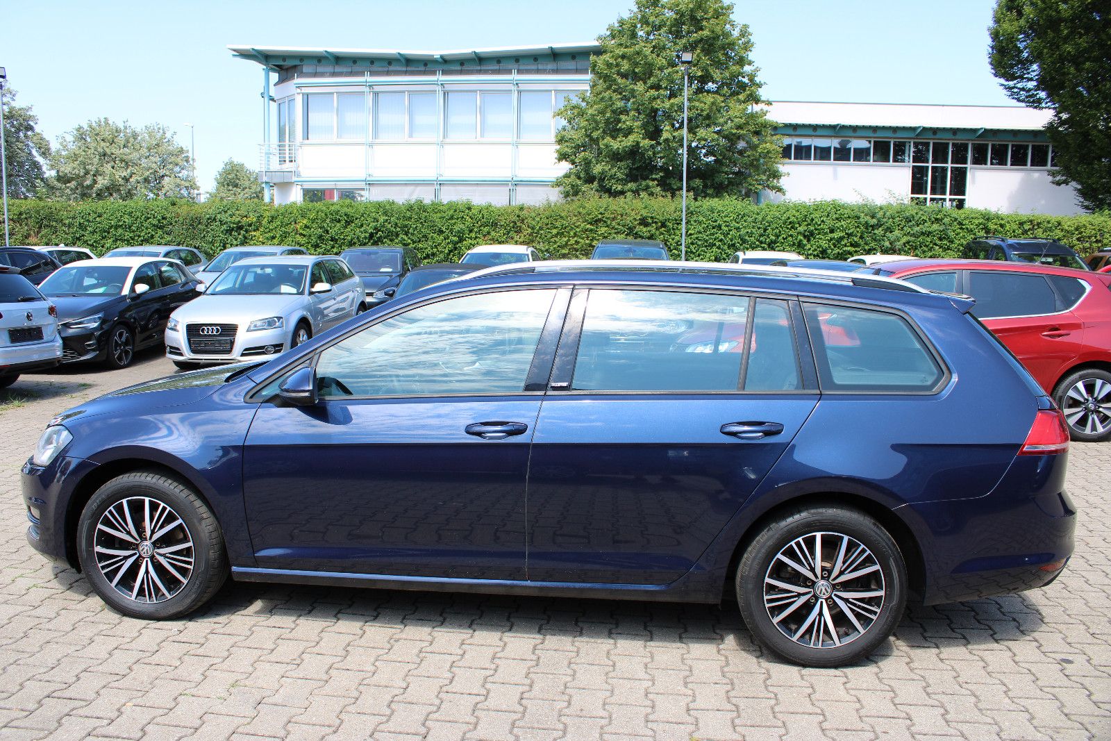 Fahrzeugabbildung Volkswagen Golf 2.0 TDI  ALLSTAR Variant PDC,SHZ,Panorama,S