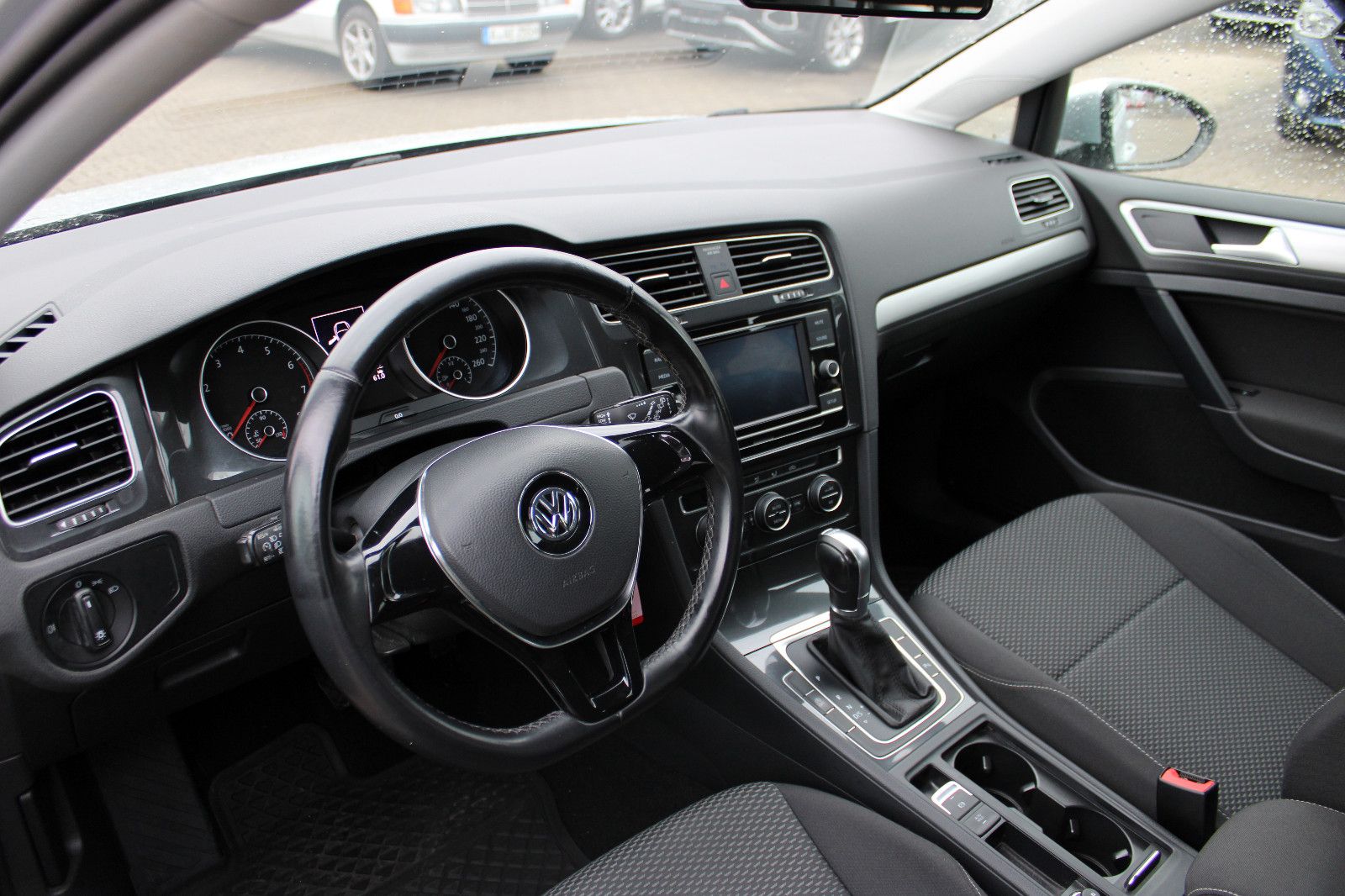 Fahrzeugabbildung Volkswagen Golf 1.0 TSI DSG PDC,LED,Klimaautom.