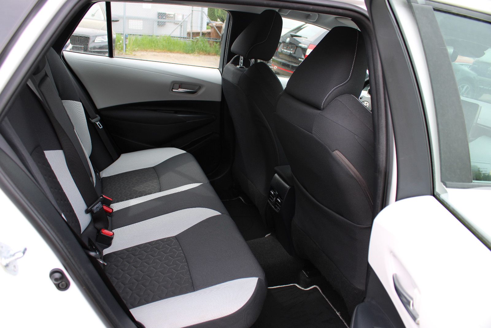 Fahrzeugabbildung Toyota Corolla 2,0 Hybrid Touring Sports Kamrea,Navi,LH