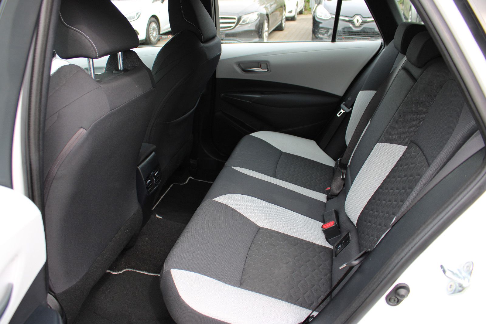 Fahrzeugabbildung Toyota Corolla 2,0 Hybrid Touring Sports Kamrea,Navi,LH