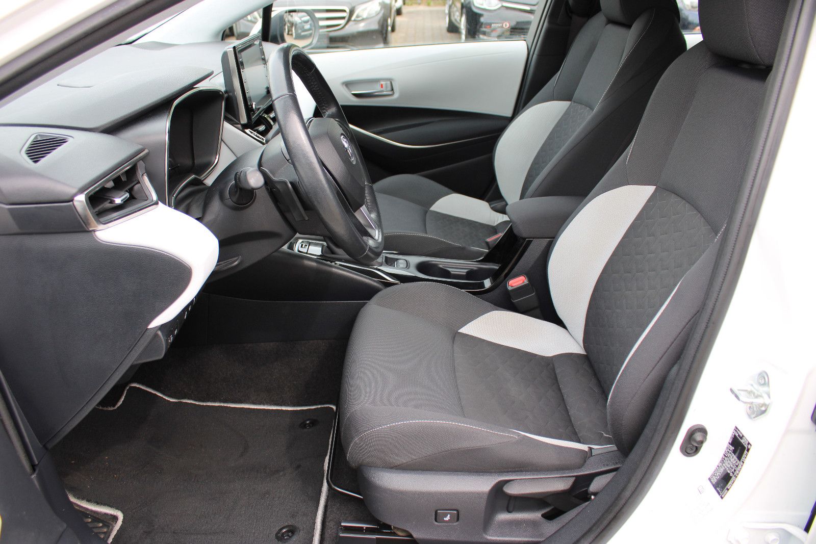 Fahrzeugabbildung Toyota Corolla 2,0 Hybrid Touring Sports Kamrea,Navi,LH