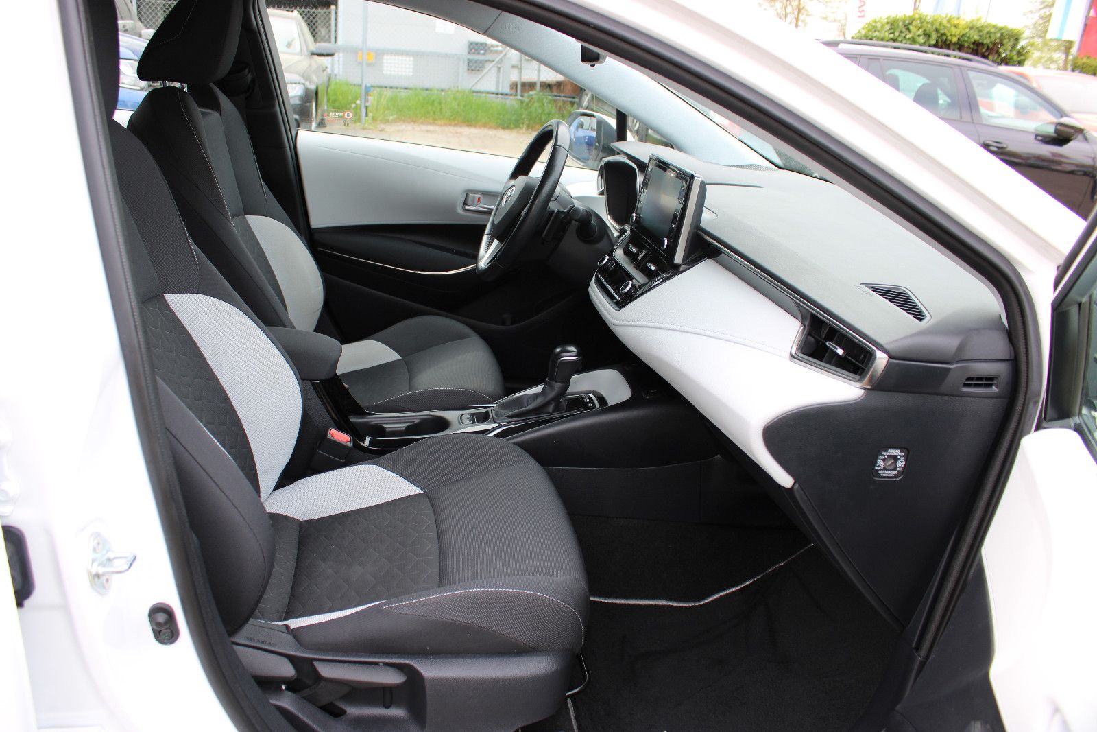 Fahrzeugabbildung Toyota Corolla 2,0 Hybrid Touring Sports Kamrea,Navi,LH