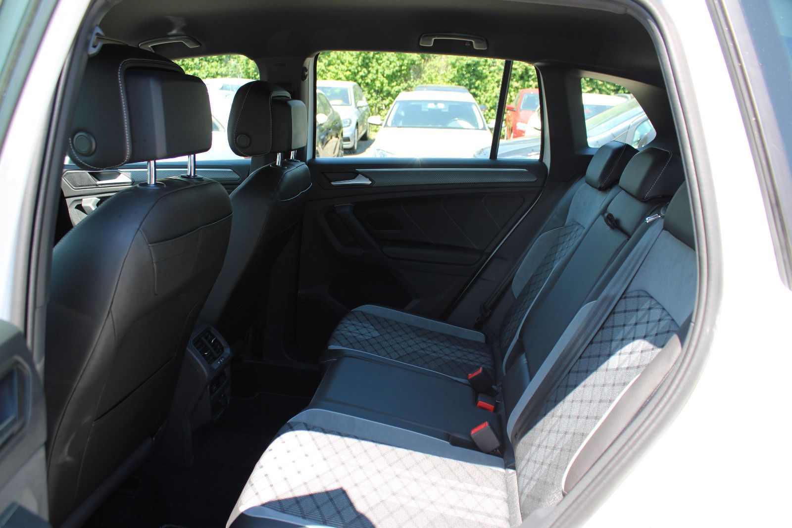 Fahrzeugabbildung Volkswagen Tiguan 2.0 TSI DSG 4MOTION R-Line
