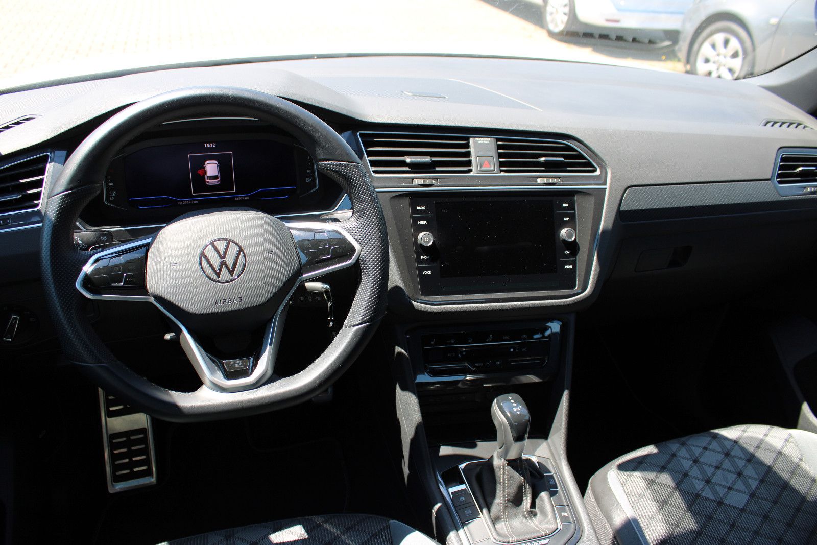 Fahrzeugabbildung Volkswagen Tiguan 2.0 TSI DSG 4MOTION R-Line