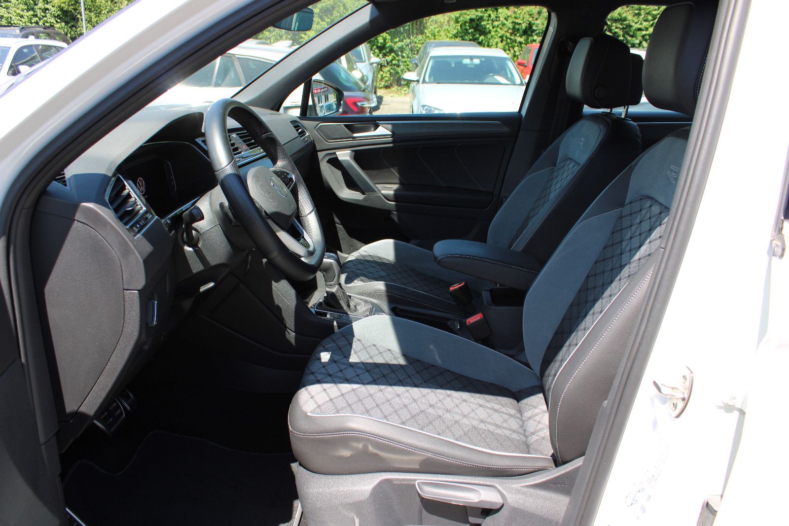 Fahrzeugabbildung Volkswagen Tiguan 2.0 TSI DSG 4MOTION R-Line