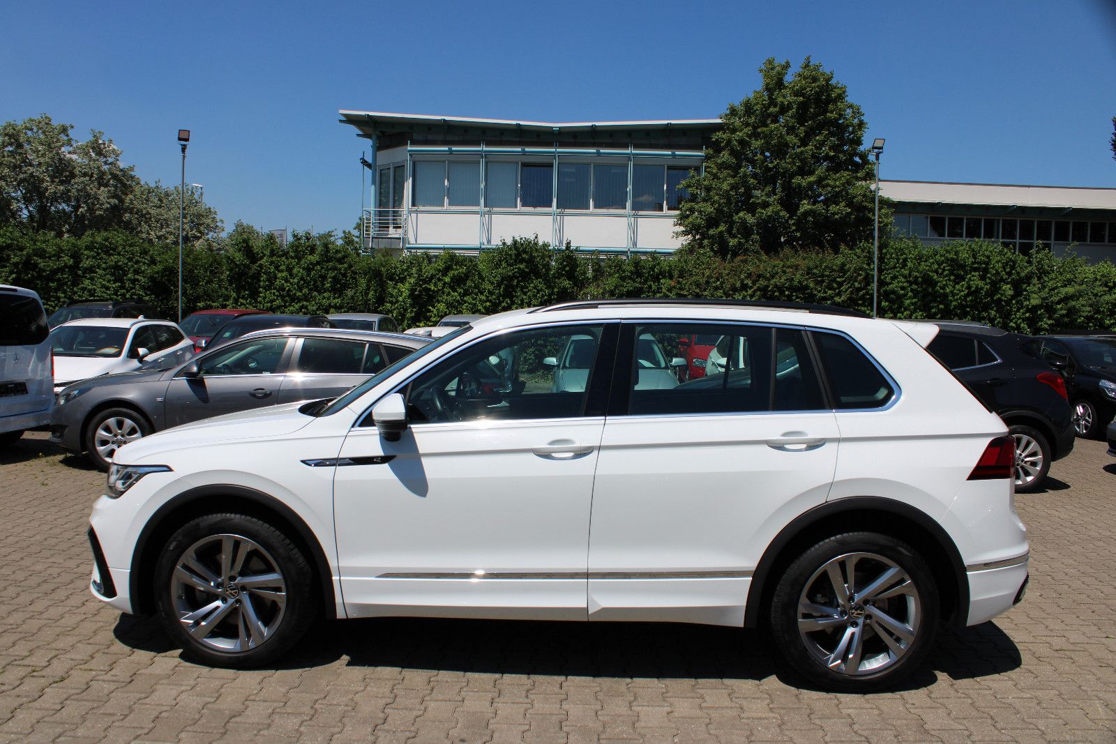 Fahrzeugabbildung Volkswagen Tiguan 2.0 TSI DSG 4MOTION R-Line