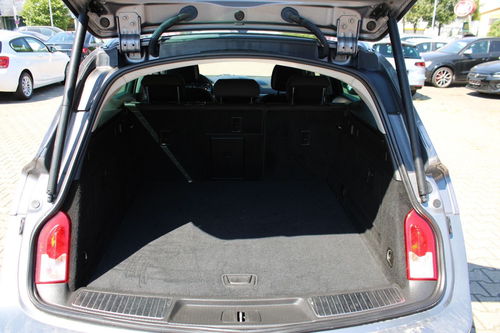 Fahrzeugabbildung Opel Insignia Sports Tourer 1.4 T Kamera,Navi,AHK