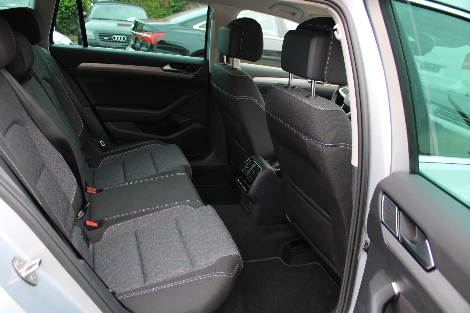 Fahrzeugabbildung Volkswagen Passat Variant 2.0 TDI SCR DSG Elegance Variant