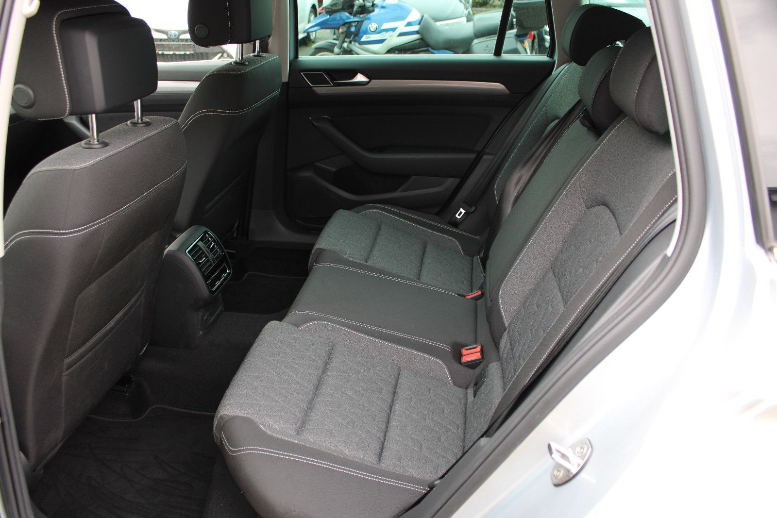 Fahrzeugabbildung Volkswagen Passat Variant 2.0 TDI SCR DSG Elegance Variant