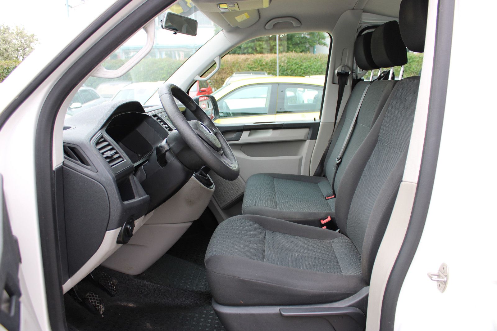 Fahrzeugabbildung Volkswagen T6 Transporter 9.Sitzer Klima,PDC 1.Hand