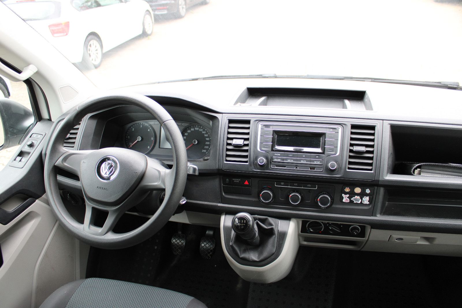 Fahrzeugabbildung Volkswagen T6 Transporter 9.Sitzer Klima,PDC 1.Hand