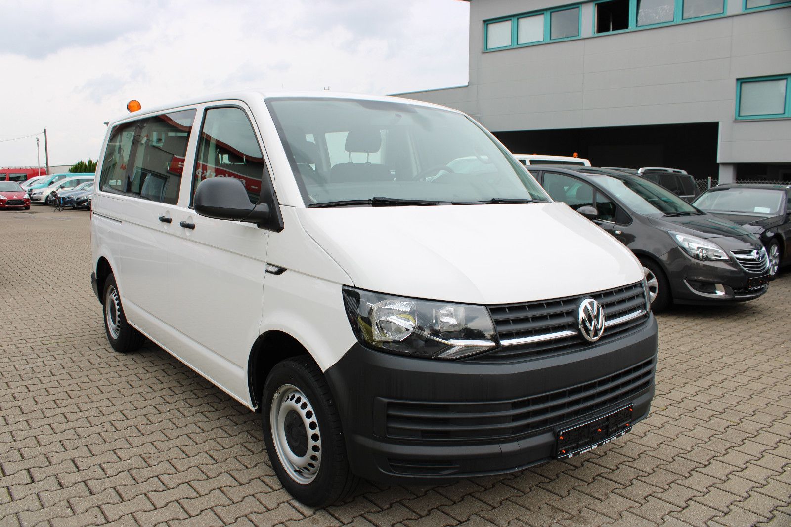 Fahrzeugabbildung Volkswagen T6 Transporter 9.Sitzer Klima,PDC 1.Hand