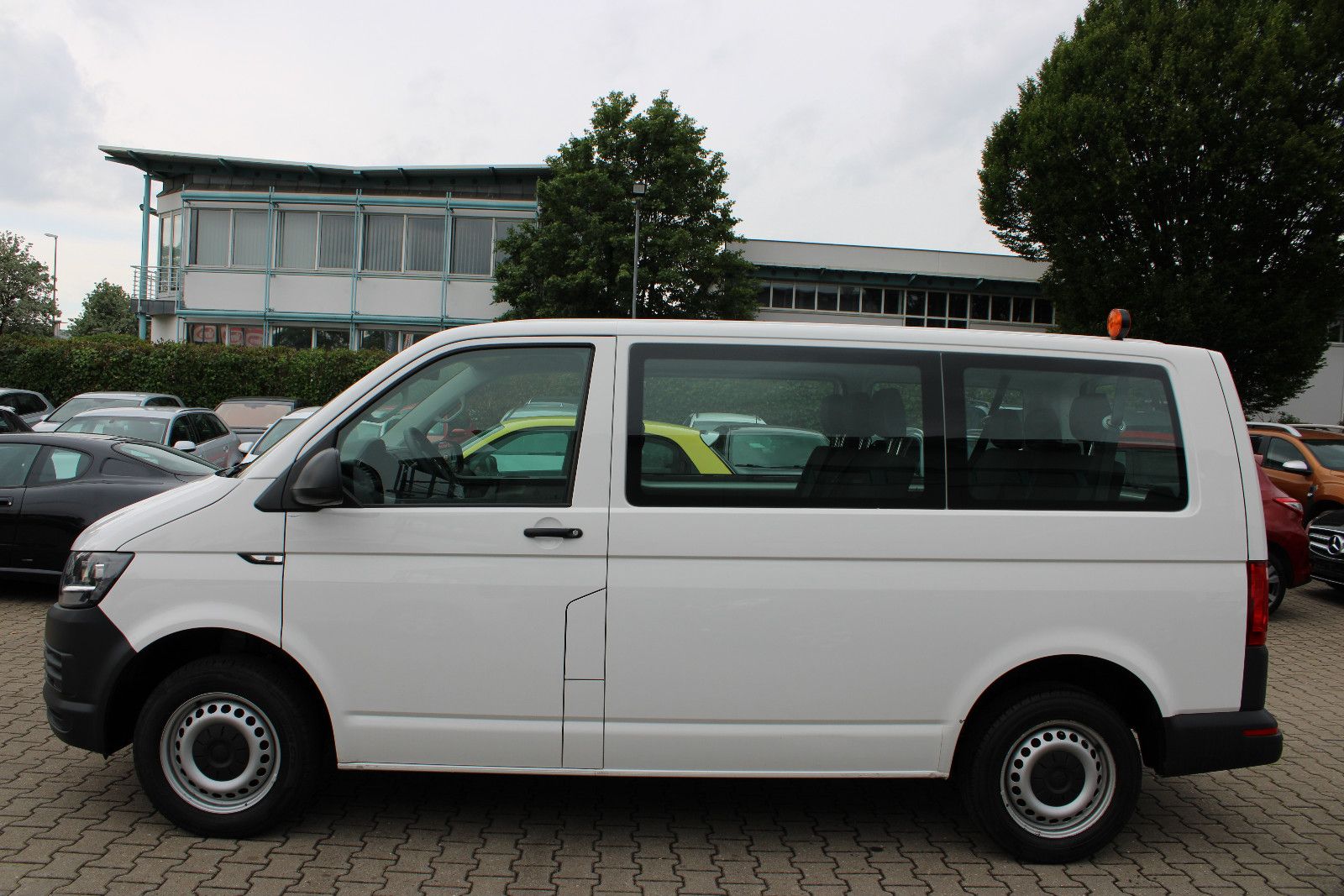 Fahrzeugabbildung Volkswagen T6 Transporter 9.Sitzer Klima,PDC 1.Hand