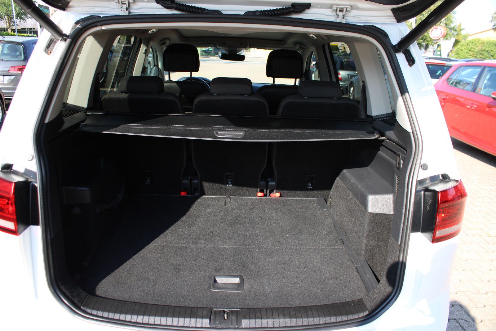 Fahrzeugabbildung Volkswagen Touran 2.0 TDI SCR DSG Highline BMT