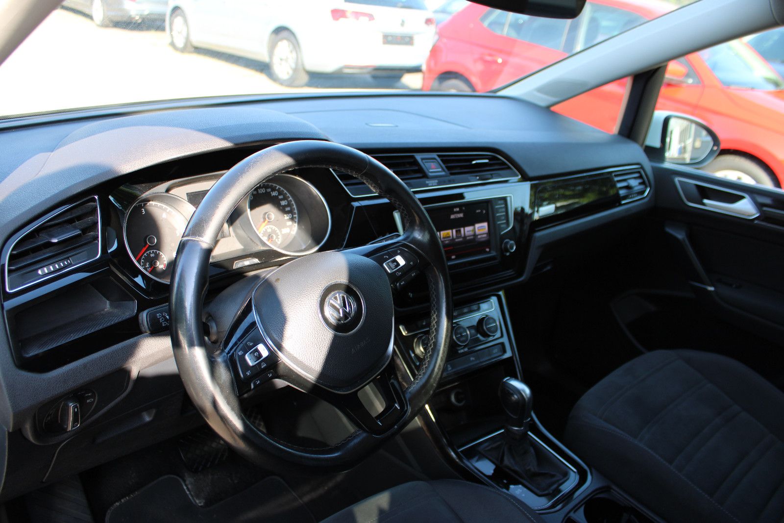 Fahrzeugabbildung Volkswagen Touran 2.0 TDI SCR DSG Highline BMT
