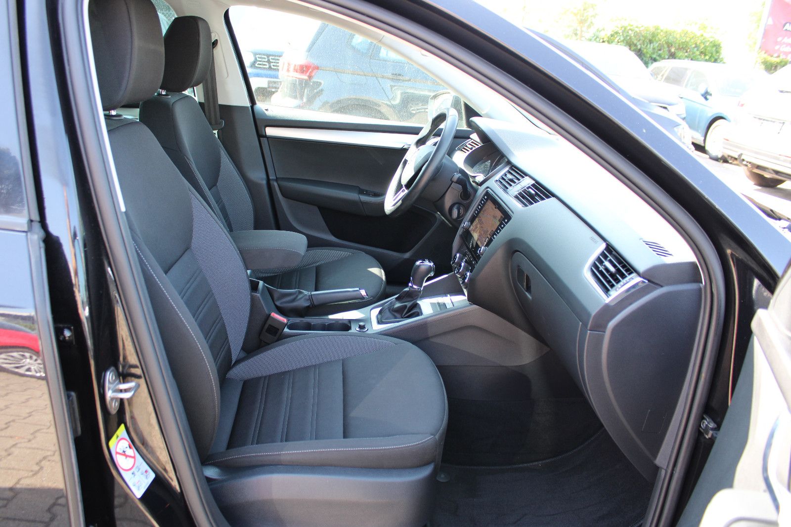 Fahrzeugabbildung SKODA Octavia 1.4 TSI DSG  Navi,PDC,AHK,LED