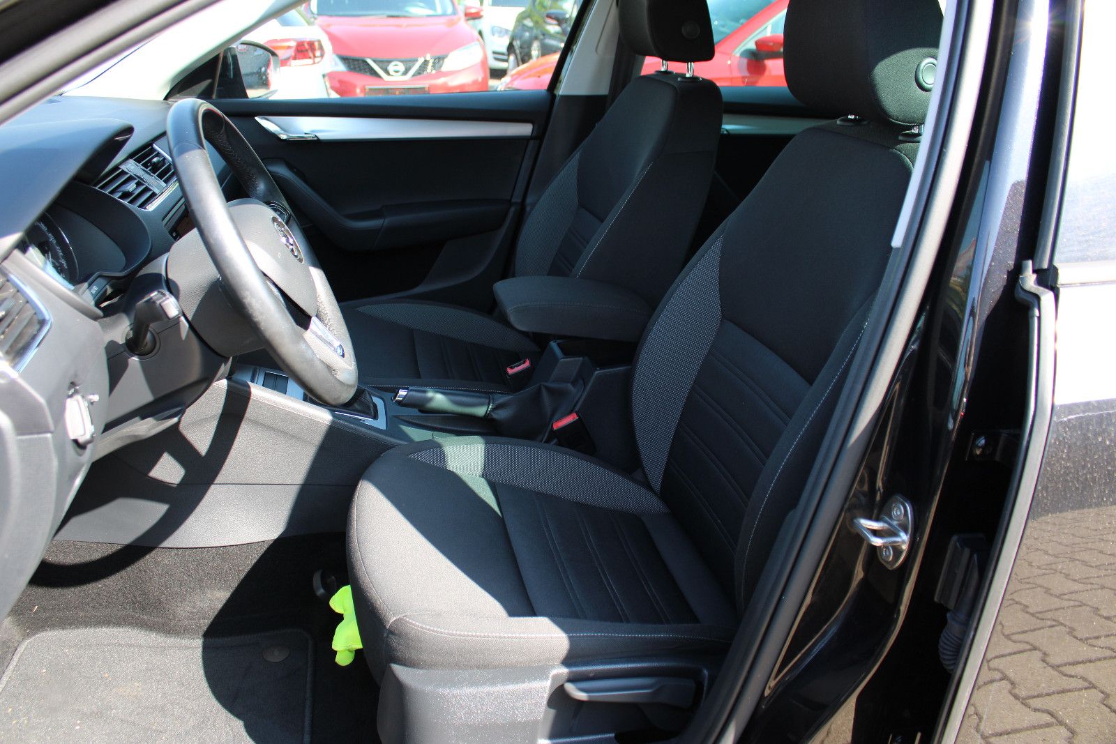 Fahrzeugabbildung SKODA Octavia 1.4 TSI DSG  Navi,PDC,AHK,LED