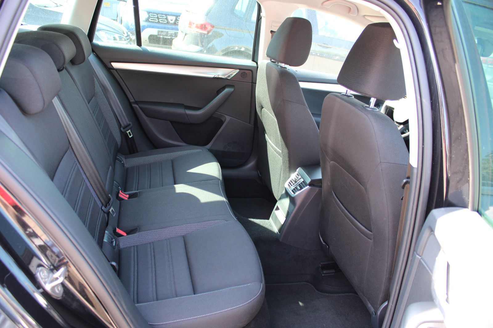 Fahrzeugabbildung SKODA Octavia 1.4 TSI DSG  Navi,PDC,AHK,LED