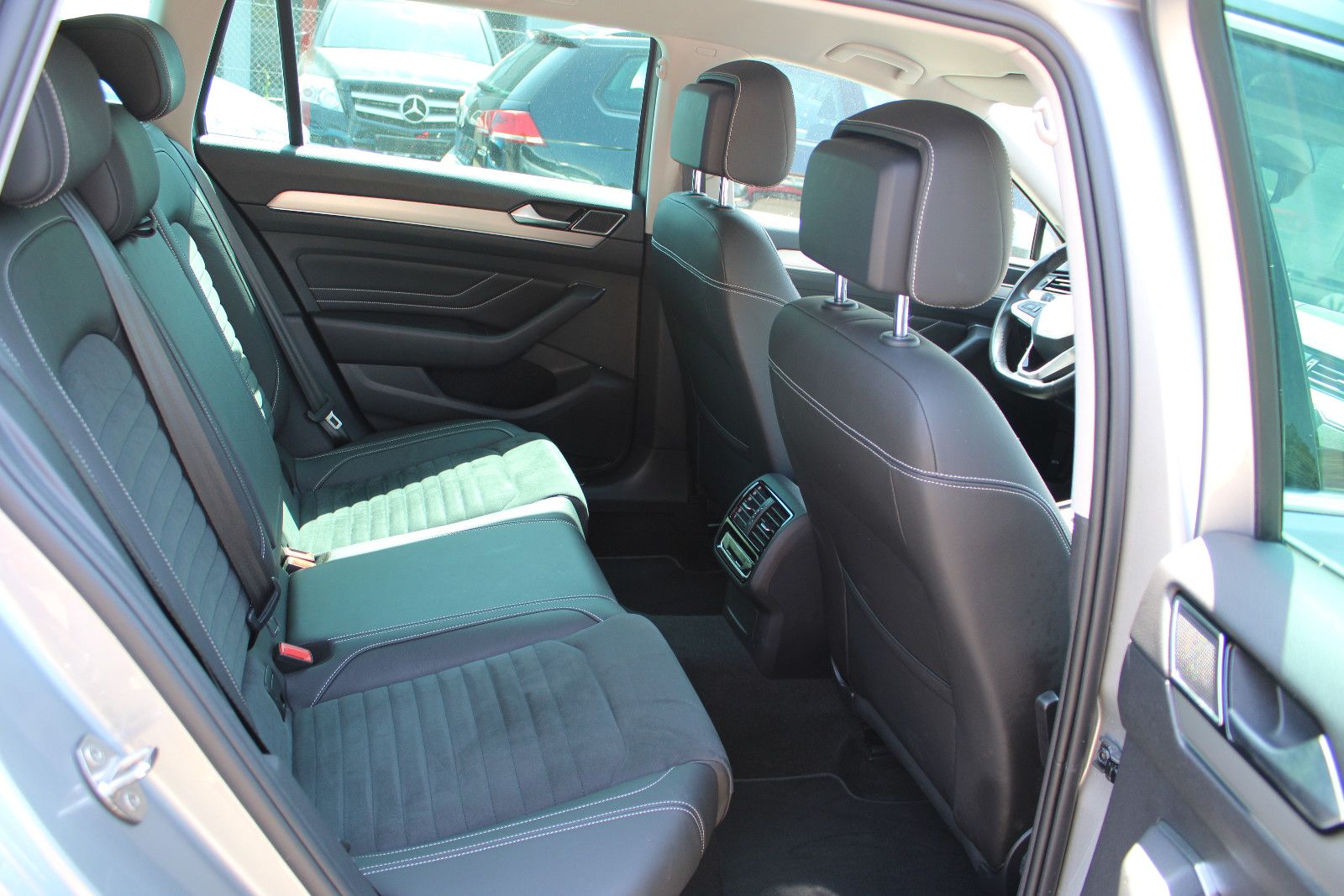Fahrzeugabbildung Volkswagen Passat Variant 2.0 TDI SCR DSG Navi,AHK,LED,SHZ,