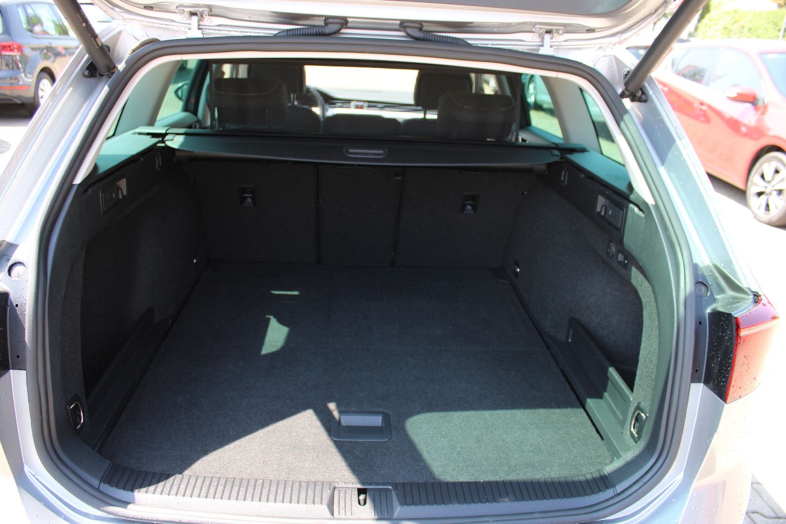 Fahrzeugabbildung Volkswagen Passat Variant 2.0 TDI SCR DSG Navi,AHK,LED,SHZ,
