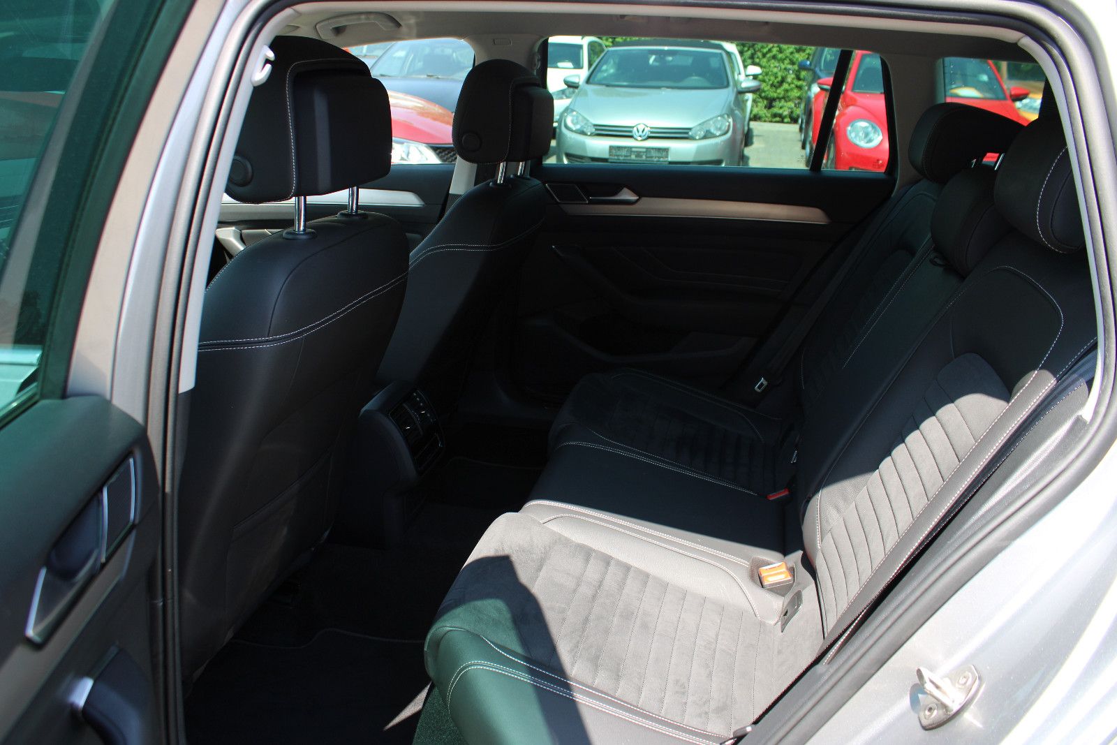 Fahrzeugabbildung Volkswagen Passat Variant 2.0 TDI SCR DSG Navi,AHK,LED,SHZ,