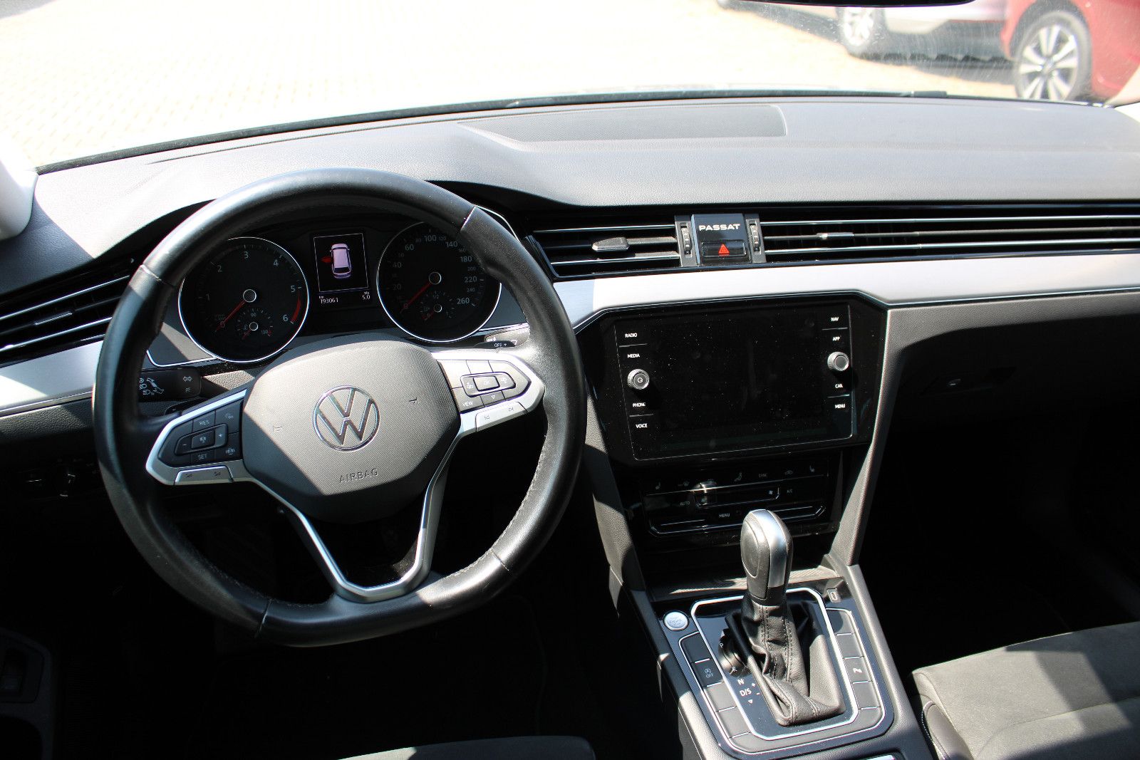 Fahrzeugabbildung Volkswagen Passat Variant 2.0 TDI SCR DSG Navi,AHK,LED,SHZ,
