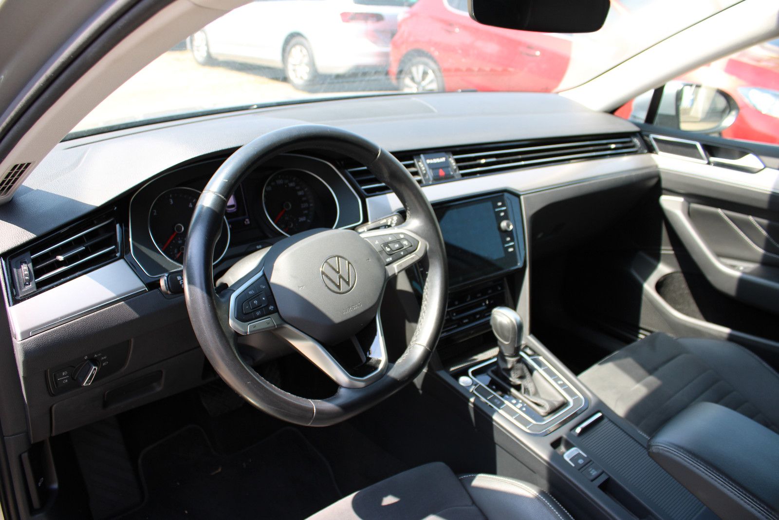 Fahrzeugabbildung Volkswagen Passat Variant 2.0 TDI SCR DSG Navi,AHK,LED,SHZ,