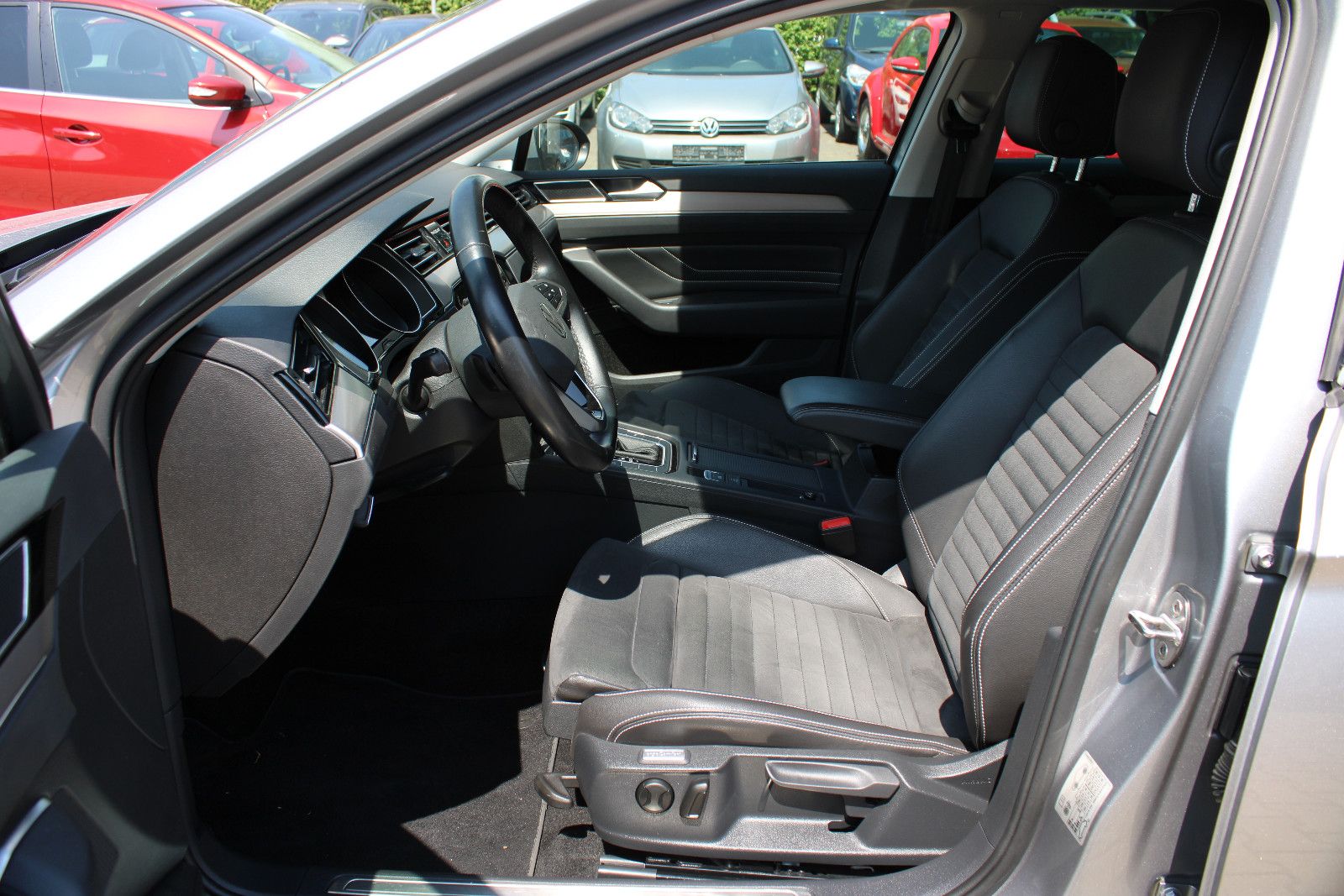Fahrzeugabbildung Volkswagen Passat Variant 2.0 TDI SCR DSG Navi,AHK,LED,SHZ,