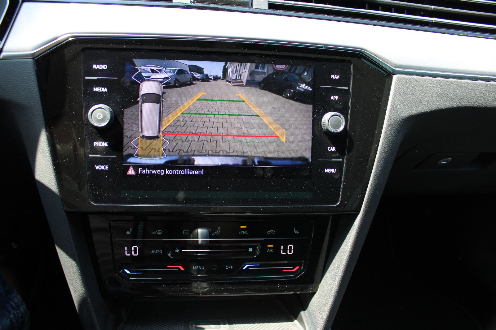 Fahrzeugabbildung Volkswagen Passat Variant 2.0 TDI SCR DSG Navi,AHK,LED,SHZ,