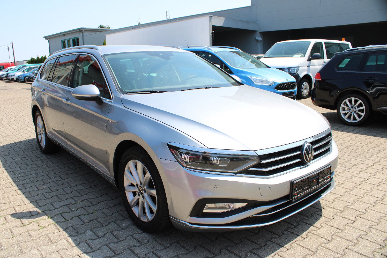Fahrzeugabbildung Volkswagen Passat Variant 2.0 TDI SCR DSG Navi,AHK,LED,SHZ,