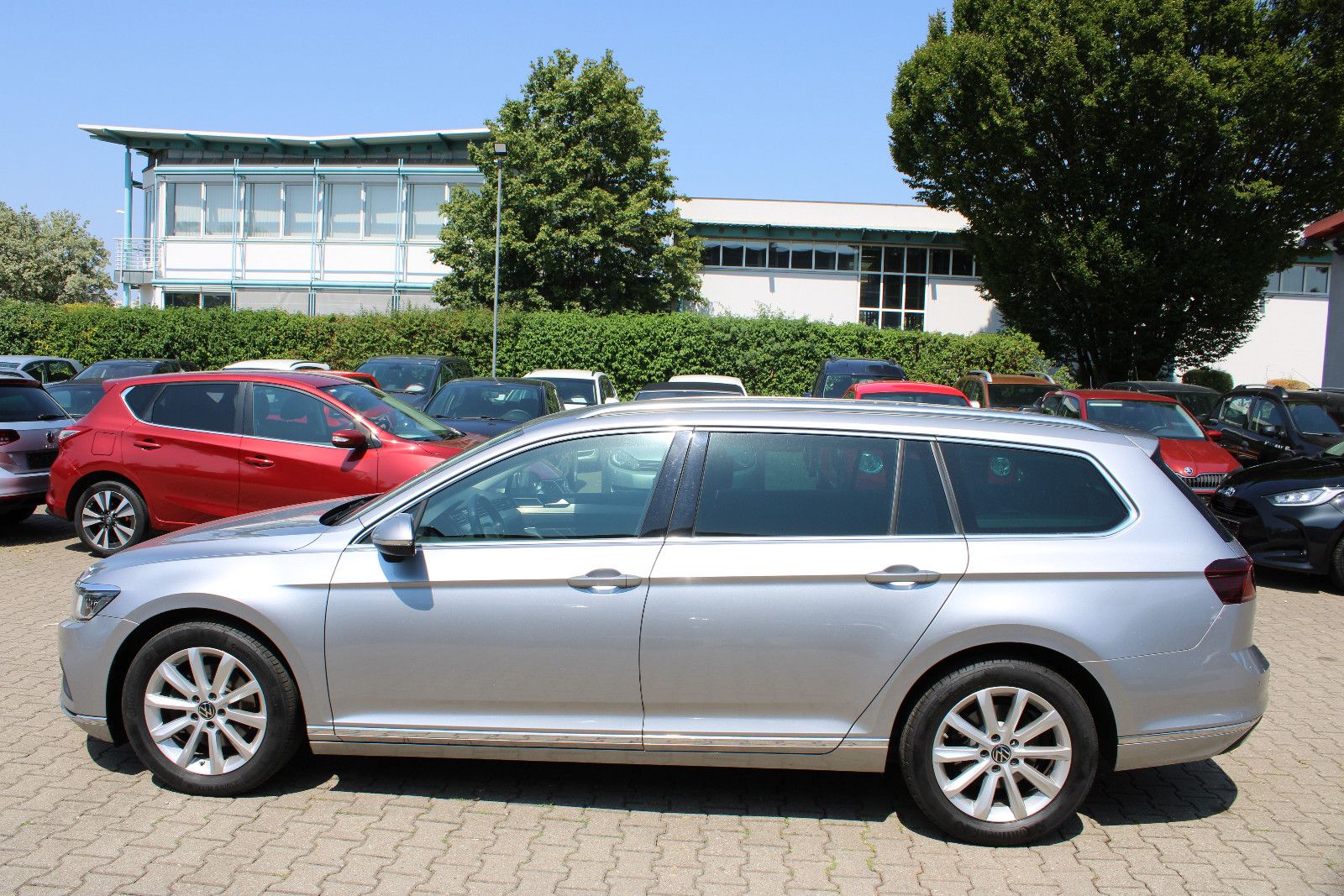 Fahrzeugabbildung Volkswagen Passat Variant 2.0 TDI SCR DSG Navi,AHK,LED,SHZ,